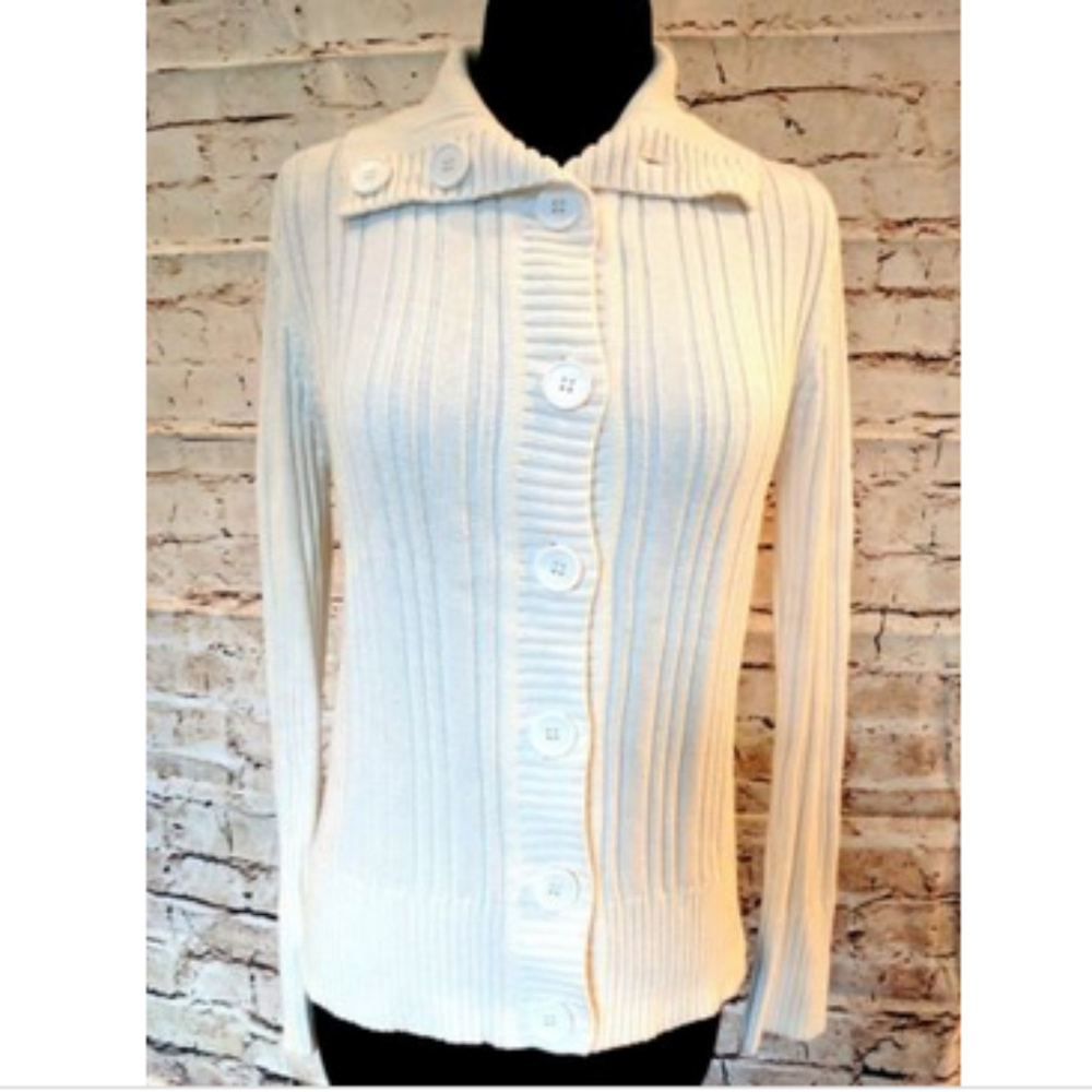 Ribbed Ivory Cardigan w Button Details